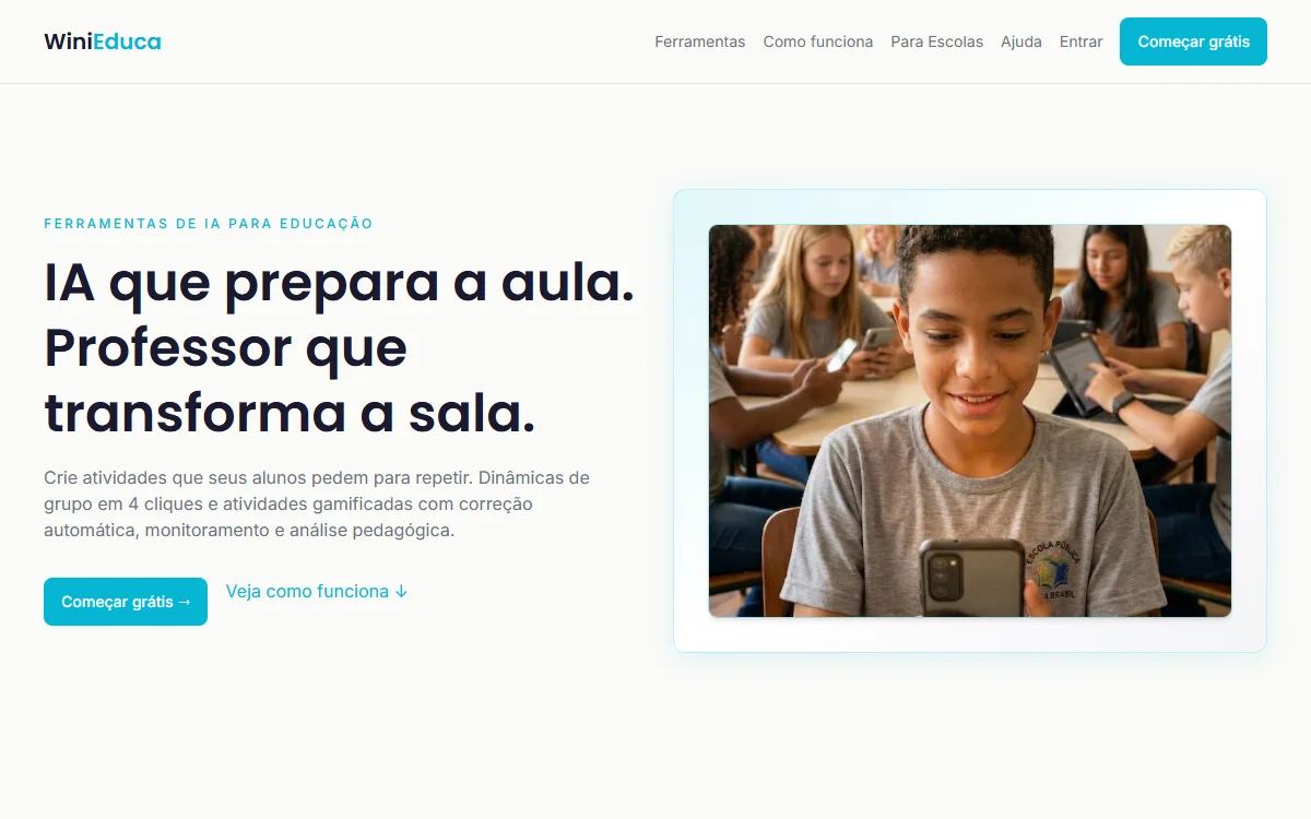 Página inicial da WiniEduca, com a chamada “IA que prepara a aula” e a foto de um aluno usando o celular em sala